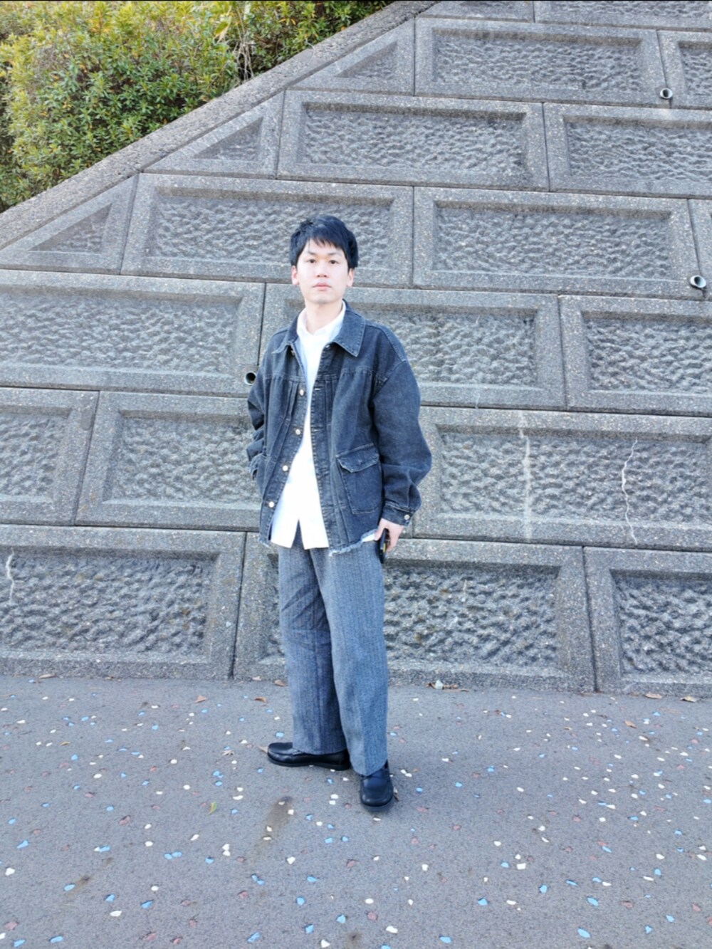 「メンズファッション、今日のコーデ、大人カジュアル、デニムジャケット、パラブーツ、ローファー、JW Anderson x UNIQLO、JWANDERSON、ユニクロ、オックスフォードシャツ、スラックス」｜「used (made in Italy)の70s？ヘリンボーン 2タック スラックス（スラックス、グレー系）」を使った、九条∞(くじょうえいと)さん（メンズ・168cm）の冬コーディネートの5枚目の写真