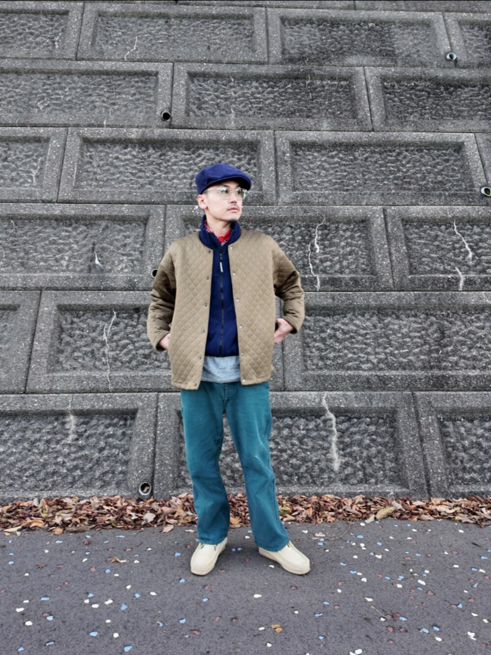 「古着MIX、古着、メンズファッション、今日のコーデ、大人カジュアル、ワラビー、フレンチワークパンツ、フリースベスト、マーモット、カンゴール」｜「CurlyのSNAP BUTTON CARDIGAN quilting / スナップボタンカーディガン キルティング（カーディガン/ボレロ、グリーン系）」を使った、九条∞(くじょうえいと)さん（メンズ・168cm）の秋コーディネートの5枚目の写真