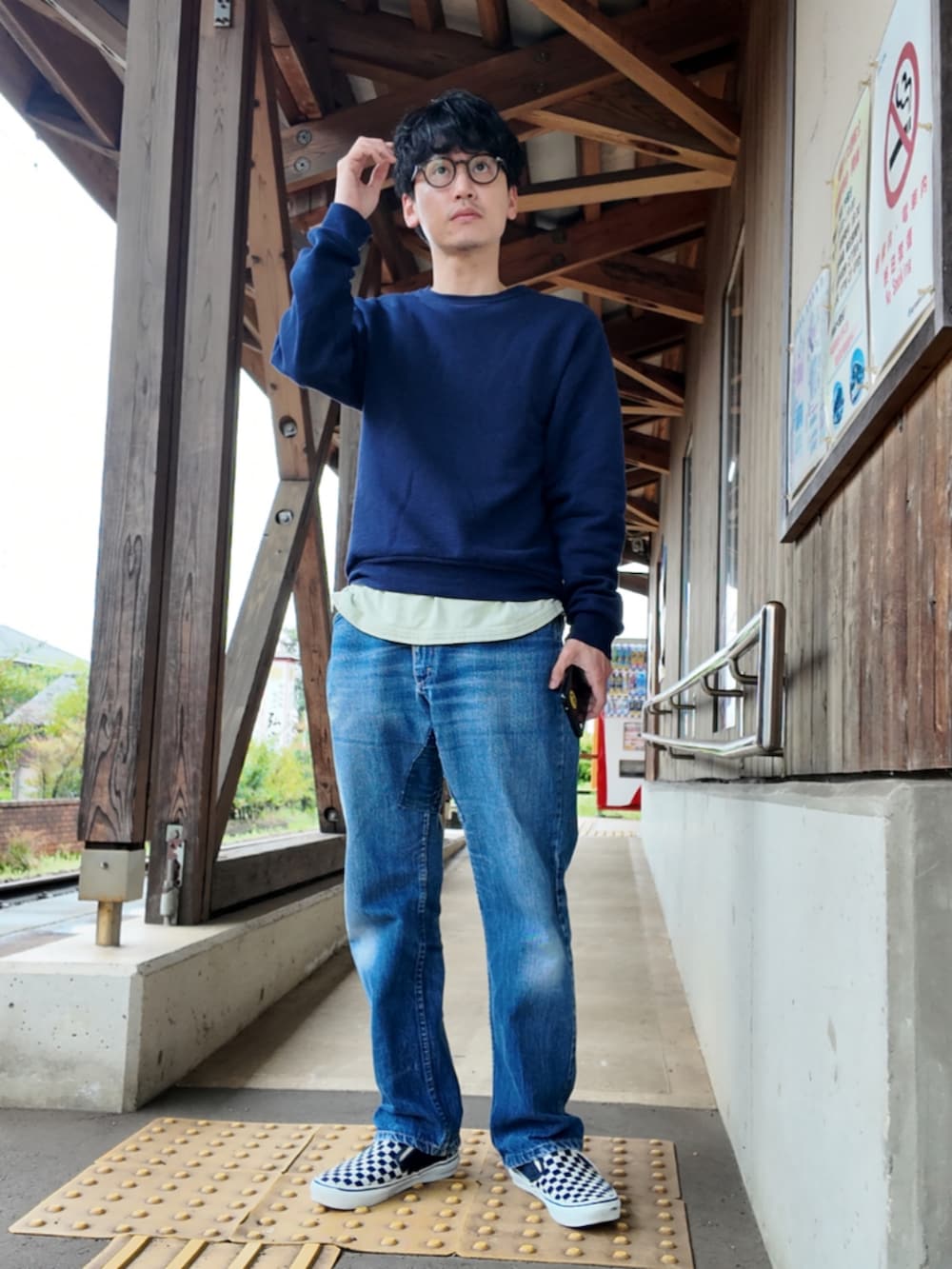 「大人カジュアル、古着MIX、シンプルコーデ、スウェット、ロンT、スウェットコーデ、メンズファッション、今日のコーデ、古着、バケットハット、めがね、メガネ男子、スリッポン、チェッカーフラッグ、春コーデ」｜「RACALのRACAL Quilting Bucket Hat MEDIUM
ラカル　キルティングバケットハット（ハット、グリーン系）」を使った、九条∞(くじょうえいと)さん（メンズ・168cm）の春コーディネートの2枚目の写真