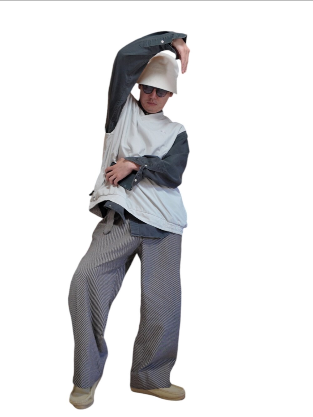 ベージュ系のスラックス、ベージュ系のブーツ、グレー系のその他トップスを着用したメンズの秋コーディネートの3枚目の写真