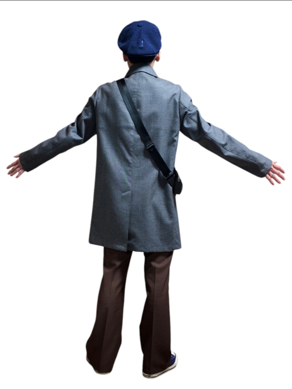 「おでかけコーデ、ステンカラーコート、メンズファッション、大人カジュアル、休日コーデ、今日のコーデ、秋コーデ、Traditional Weatherwear、ランチャーパンツ、カンゴール、ユニクロニット、セーター、スニーカー」｜「KANGOLのKANGOL BEAMS / キャスケット ネイビー　L（キャスケット、ブルー系）」を使った、九条∞(くじょうえいと)さん（メンズ・168cm）の秋コーディネートの5枚目の写真