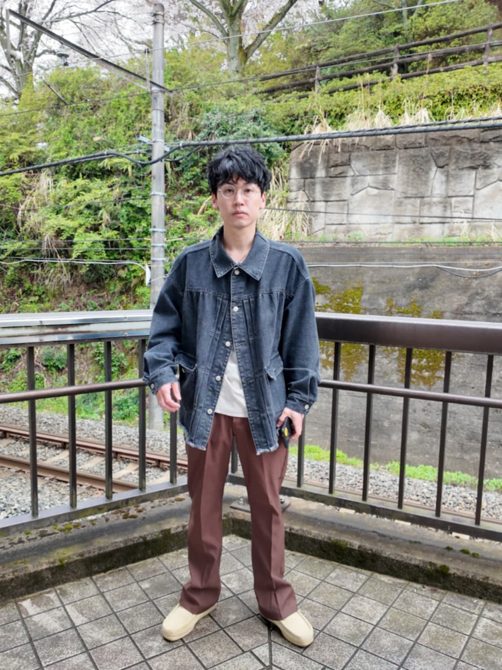 「今日のコーデ、メンズファッション、大人カジュアル、デニムジャケット、ブラックデニム、ランチャーパンツ、ワラビー、カットソー、丸メガネ、めがね、メガネ男子、neonsign、クラークス」|「NEONSIGNのNEONSIGN Cutaway Front Denim Jacket(デニムジャケット、ブラック系)」を使った、九条∞(くじょうえいと)さん(メンズ・168cm)の春コーディネートの2枚目の写真