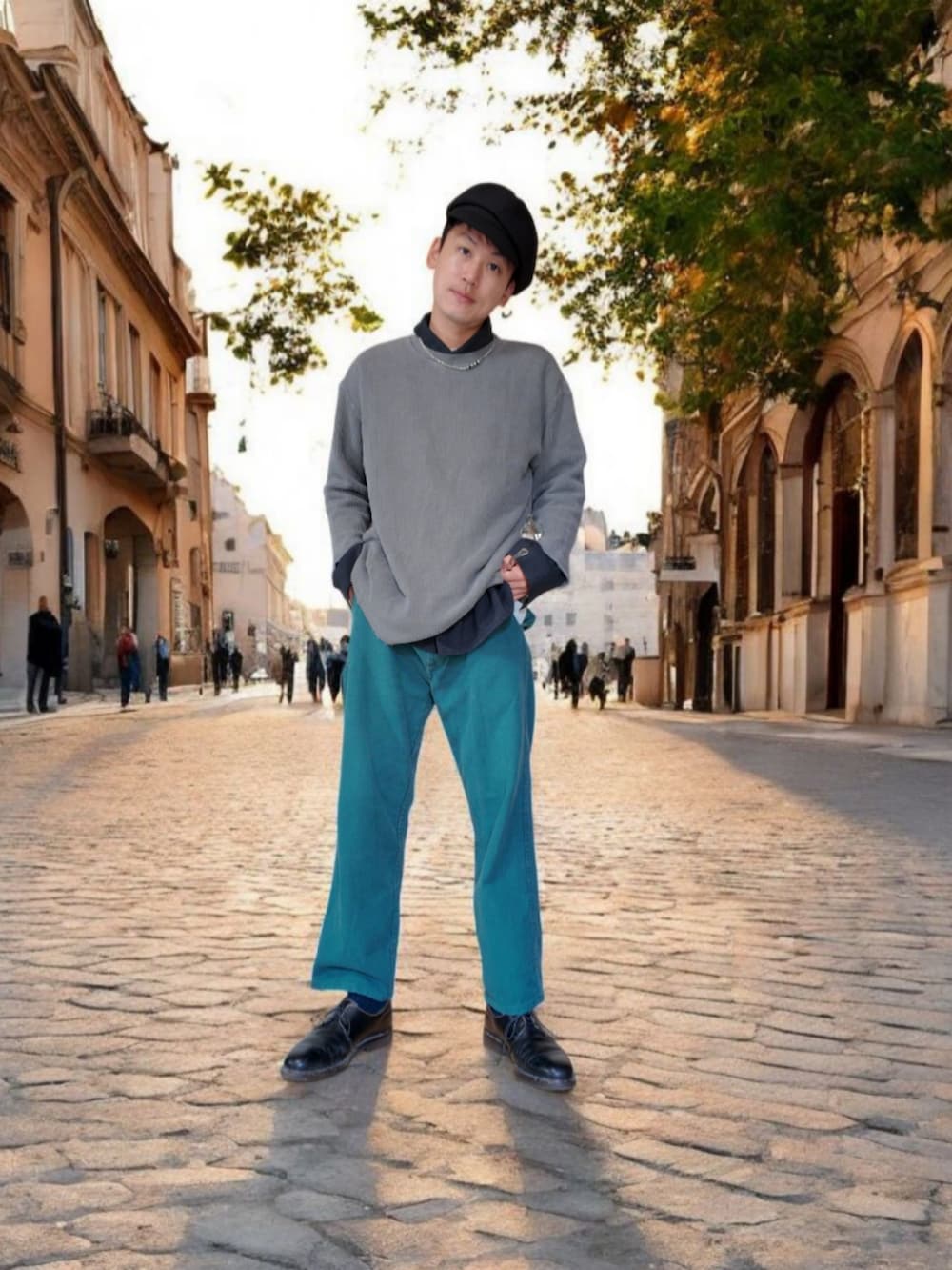 グレー系のTシャツ/カットソー、ブラック系のドレスシューズ、グリーン系のその他パンツを着用したメンズの秋コーディネートの2枚目の写真