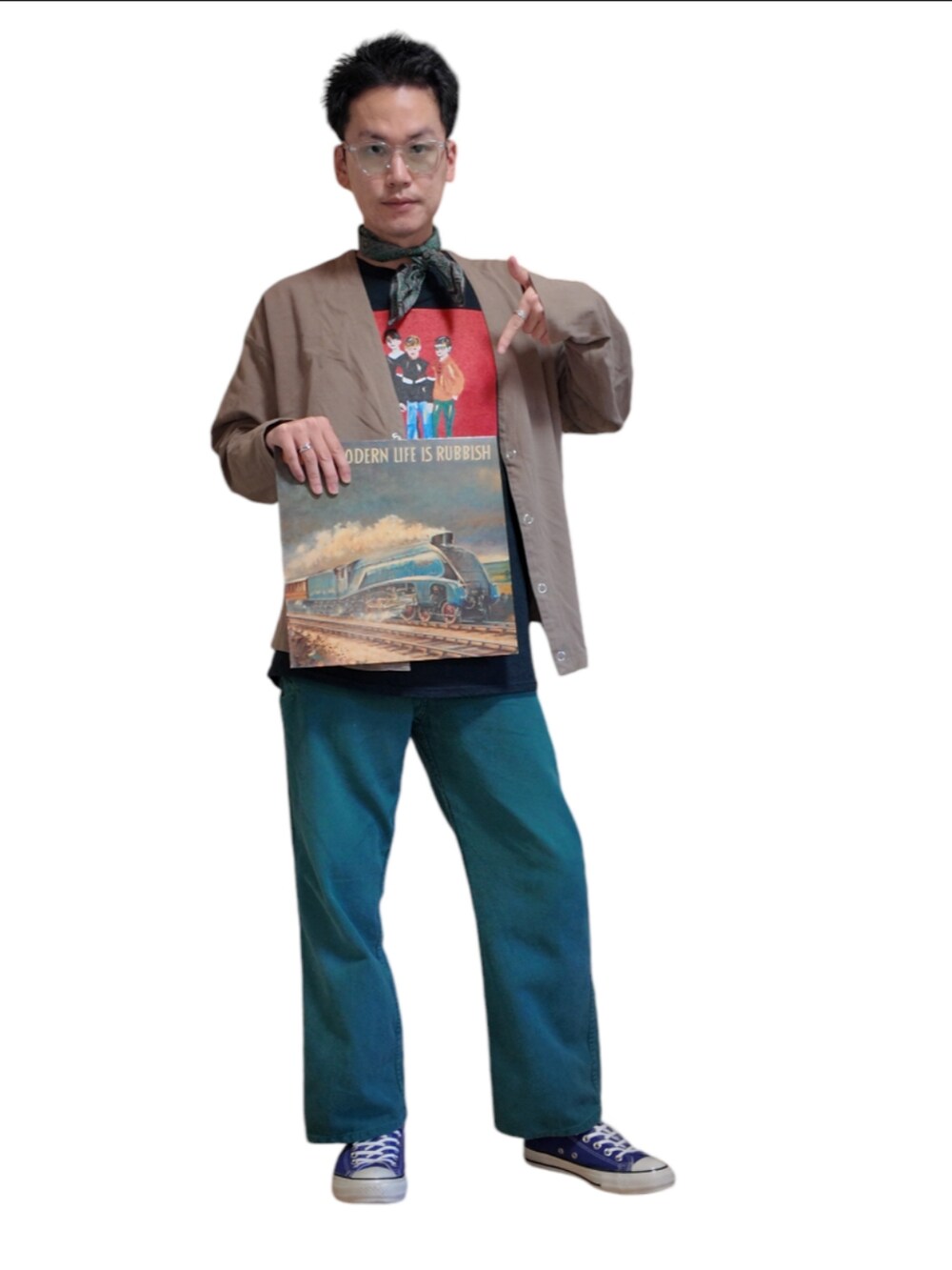 ブラック系のTシャツ/カットソー、ベージュ系のカーディガン/ボレロ、グリーン系のその他パンツを着用したメンズの秋コーディネートの2枚目の写真