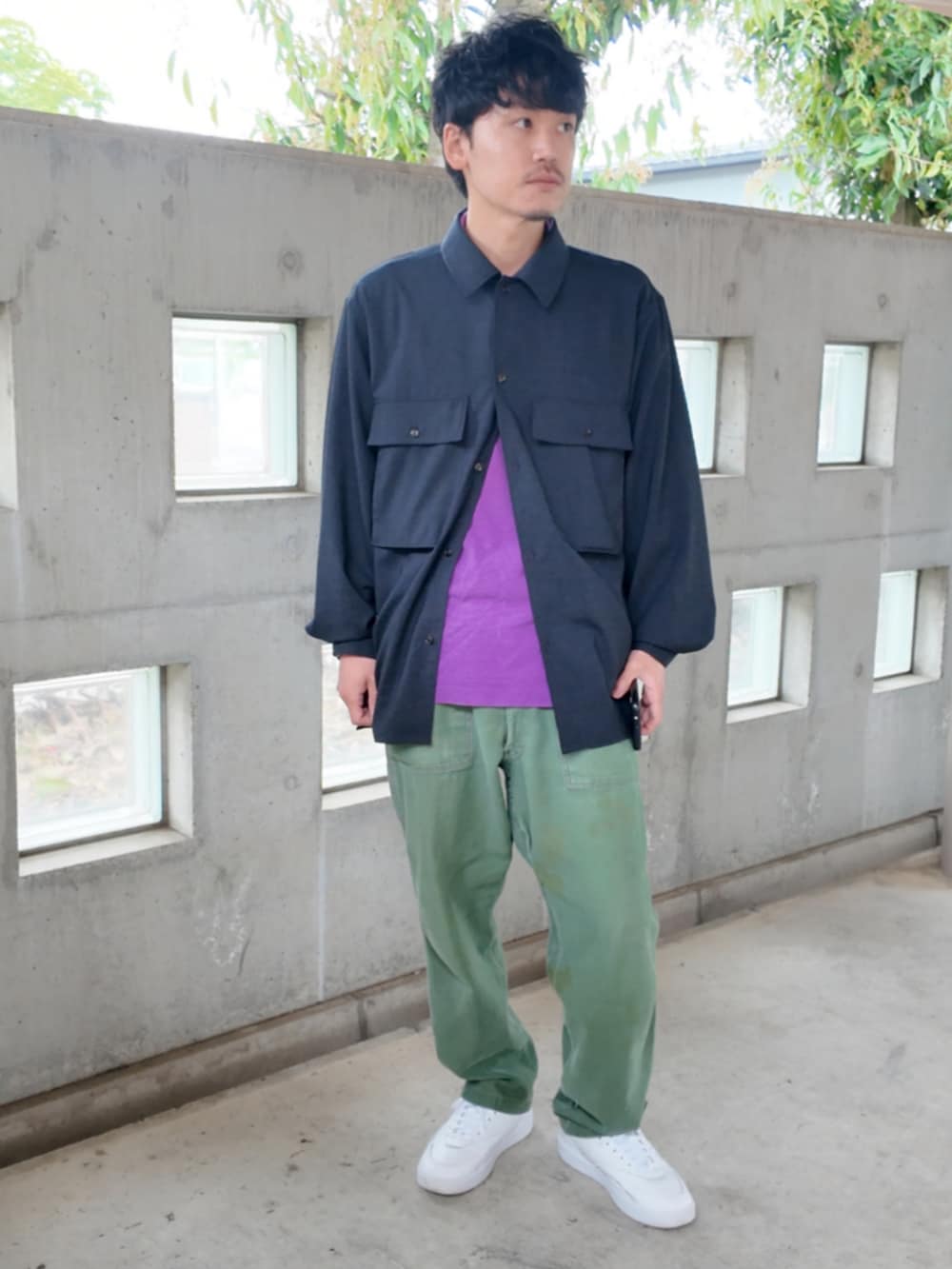 「最近のいい感じコーデ、メンズファッション、ポロシャツ、大人カジュアル、今日のコーデ、ベイカーパンツ、ブラック、ミリタリーシャツ、シャツスタイル、ウールシャツ、白スニーカー、フレンチラコステ、ミリタリー、ユーティリティーシャツ、古着MIX」｜「blurhmsのWashed Wool Voile Military Shirt / size : 2（シャツ/ブラウス、ブラック系）」を使った、九条∞(くじょうえいと)さん（メンズ・168cm）の春コーディネートの3枚目の写真