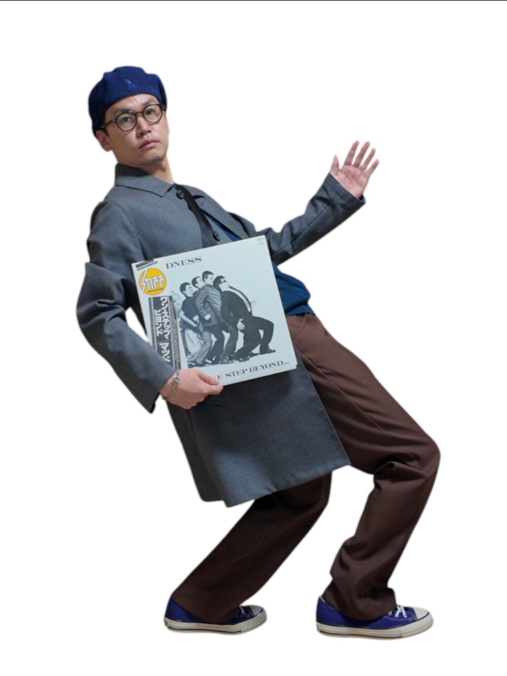 「おでかけコーデ、ステンカラーコート、メンズファッション、大人カジュアル、休日コーデ、今日のコーデ、秋コーデ、Traditional Weatherwear、ランチャーパンツ、カンゴール、ユニクロニット、セーター、スニーカー」｜「KANGOLのKANGOL BEAMS / キャスケット ネイビー　L（キャスケット、ブルー系）」を使った、九条∞(くじょうえいと)さん（メンズ・168cm）の秋コーディネートの2枚目の写真