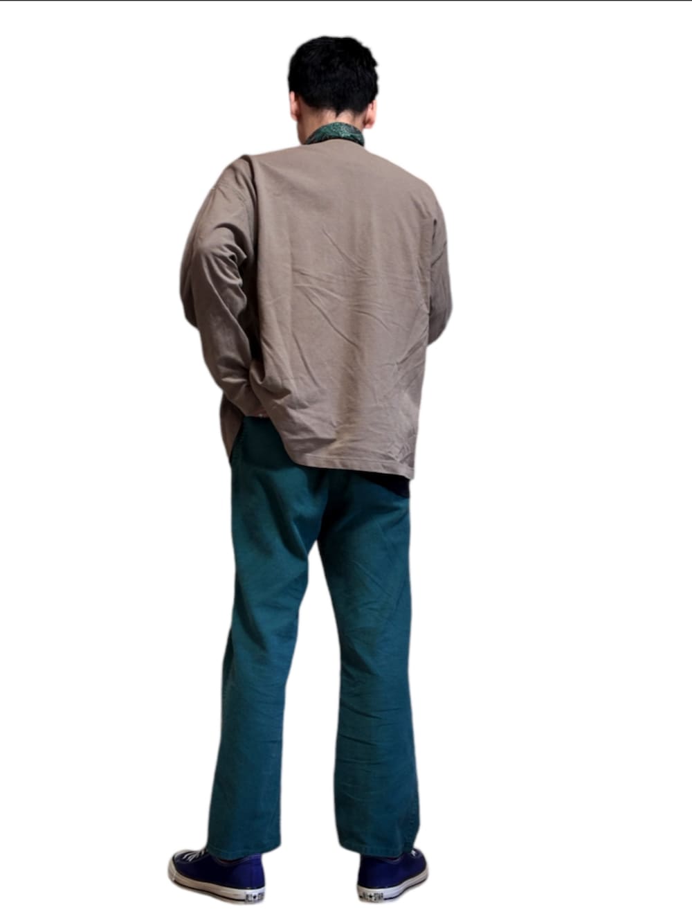 ブラック系のTシャツ/カットソー、ベージュ系のカーディガン/ボレロ、グリーン系のその他パンツを着用したメンズの秋コーディネートの4枚目の写真