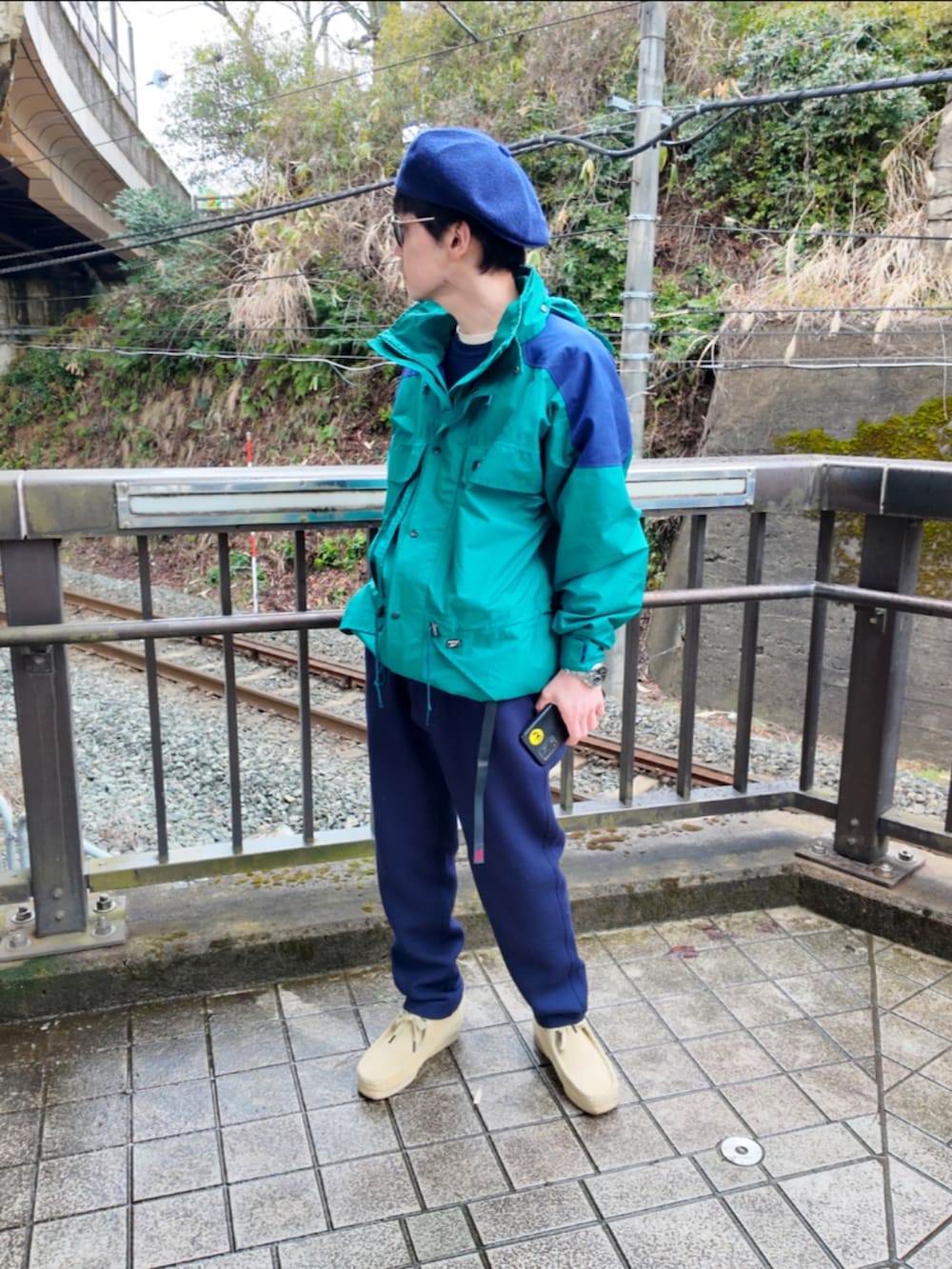 「今日のコーデ、メンズファッション、大人カジュアル、アウトドアスタイル、古着、古着MIX、マウンテンパーカー、ゴアテックス、ワラビー、フリースパンツ、ハンチング、キャスケット、ネイビー」｜「KANGOLのKANGOL BEAMS / キャスケット ネイビー　L（キャスケット、ブルー系）」を使った、九条∞(くじょうえいと)さん（メンズ・168cm）の春コーディネートの4枚目の写真