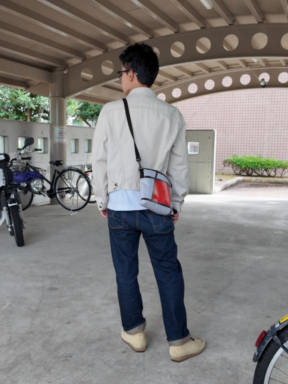 ブルー系のデニムパンツ、ベージュ系のブーツ、ホワイト系のTシャツ/カットソーを着用したメンズの秋コーディネートの4枚目の写真
