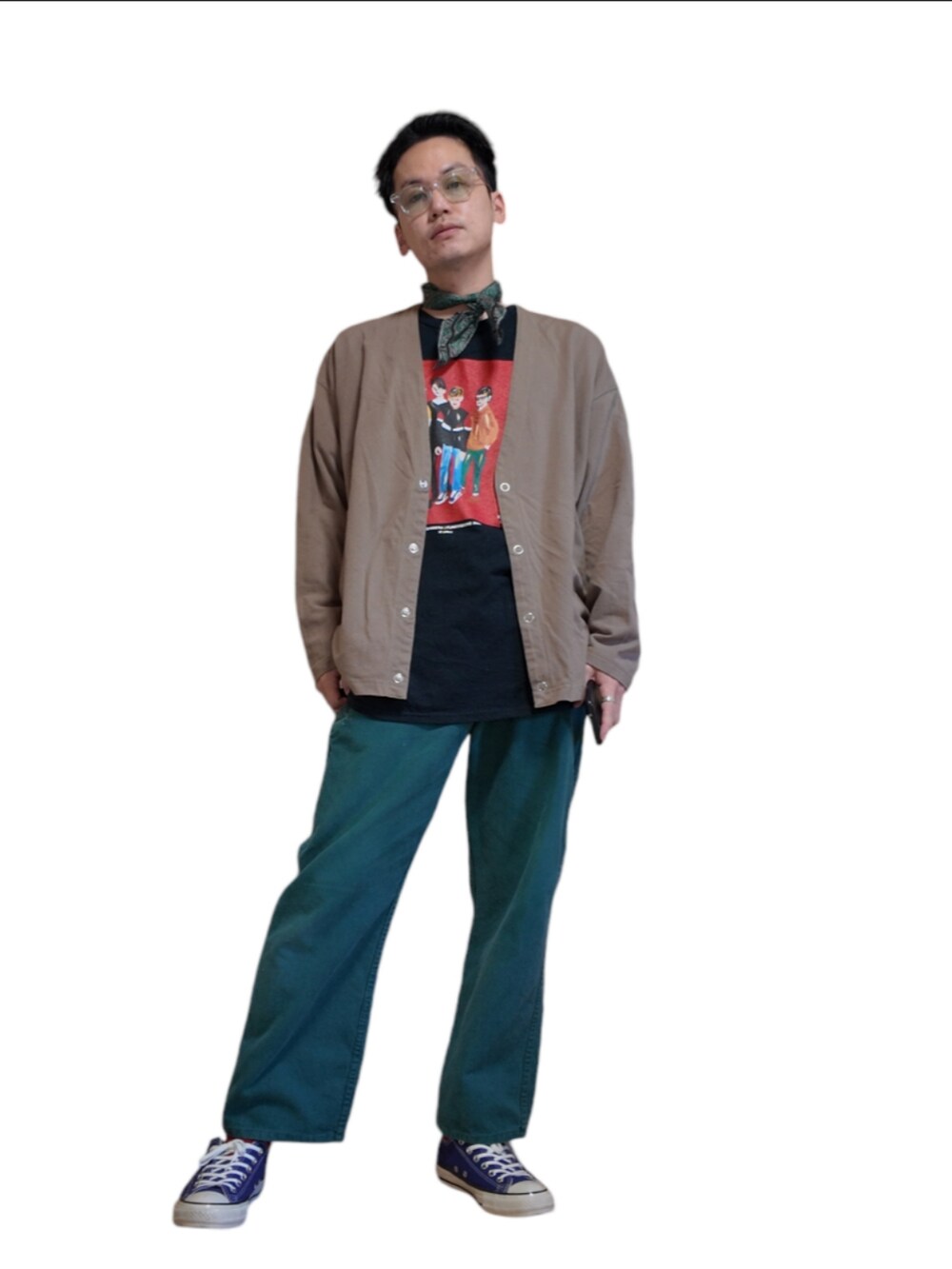 ブラック系のTシャツ/カットソー、ベージュ系のカーディガン/ボレロ、グリーン系のその他パンツを着用したメンズの秋コーディネートの5枚目の写真