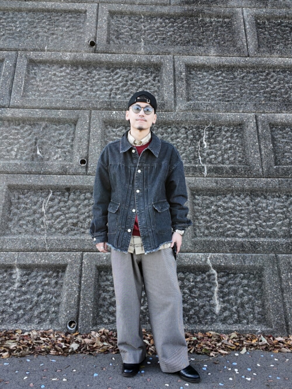 ベージュ系のシャツ/ブラウス、レッド系のスウェット、ブラック系のデニムジャケットを着用したメンズの秋コーディネートの5枚目の写真