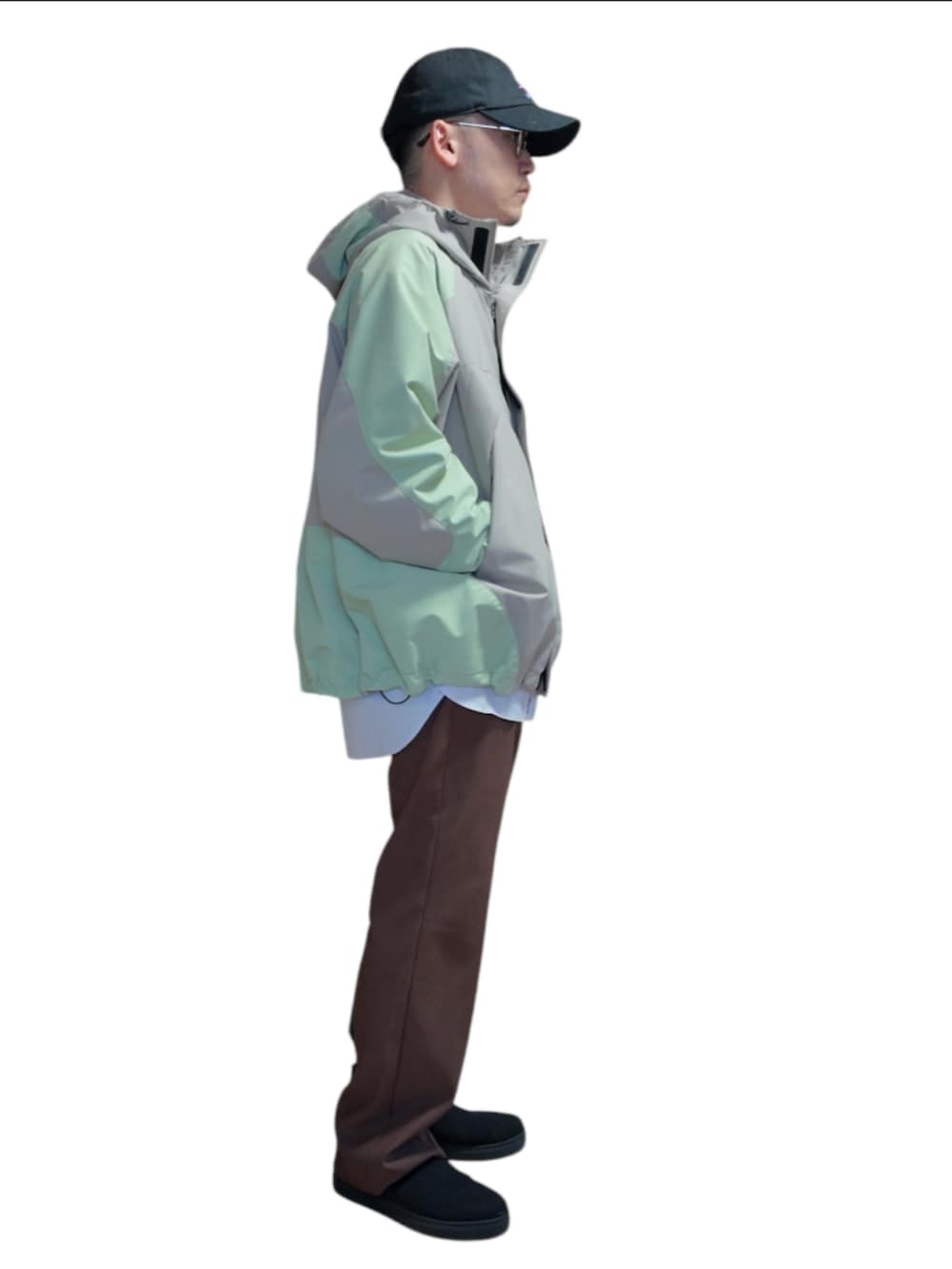 パープル系のシャツ/ブラウス、ベージュ系のナイロンジャケット、ブラウン系のスラックスを着用したメンズの秋コーディネートの3枚目の写真