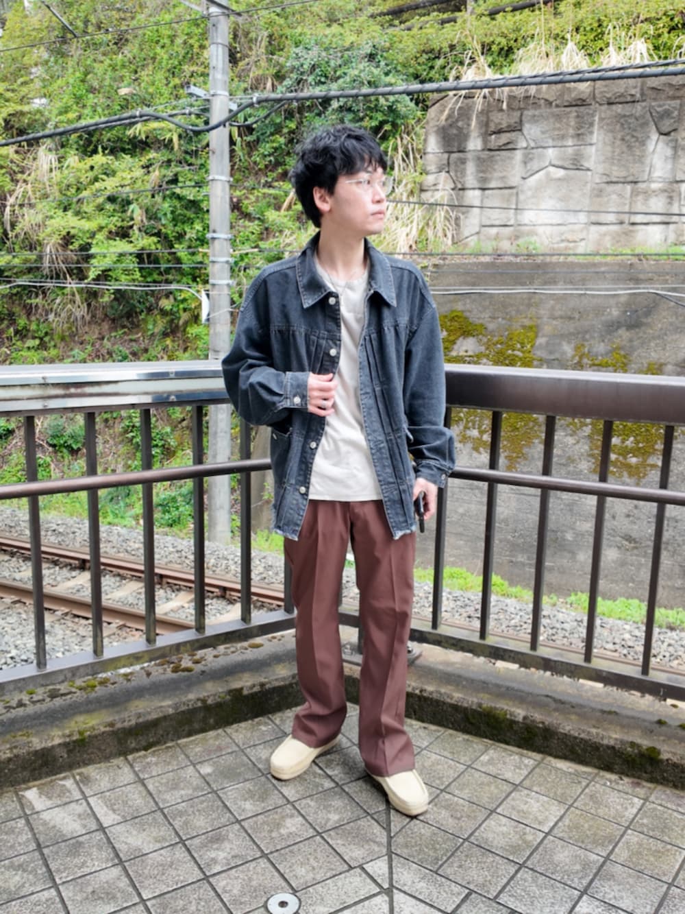 「今日のコーデ、メンズファッション、大人カジュアル、デニムジャケット、ブラックデニム、ランチャーパンツ、ワラビー、カットソー、丸メガネ、めがね、メガネ男子、neonsign、クラークス」|「NEONSIGNのNEONSIGN Cutaway Front Denim Jacket(デニムジャケット、ブラック系)」を使った、九条∞(くじょうえいと)さん(メンズ・168cm)の春コーディネートの5枚目の写真