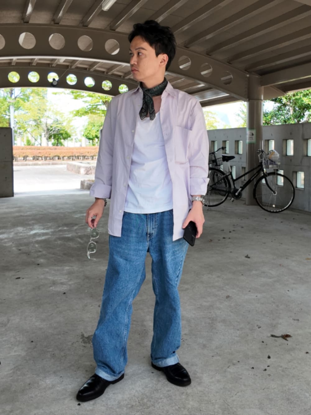 「メンズファッション、お洒落さんとつながりたい、今日のコーデ、大人カジュアル、シンプルスタイル、革靴、ユニセックス、ビッグシャツ、ネッカチーフ」|「ADAM ET ROPE'のアソートプリント ビッグシルエット レギュラーカラーシャツ / ロングシーズン着用可能(シャツ/ブラウス、パープル系)」を使った、九条∞(くじょうえいと)さん(メンズ・168cm)の夏コーディネートの2枚目の写真