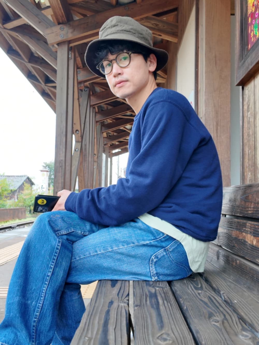 「大人カジュアル、古着MIX、シンプルコーデ、スウェット、ロンT、スウェットコーデ、メンズファッション、今日のコーデ、古着、バケットハット、めがね、メガネ男子、スリッポン、チェッカーフラッグ、春コーデ」｜「RACALのRACAL Quilting Bucket Hat MEDIUM
ラカル　キルティングバケットハット（ハット、グリーン系）」を使った、九条∞(くじょうえいと)さん（メンズ・168cm）の春コーディネートの3枚目の写真
