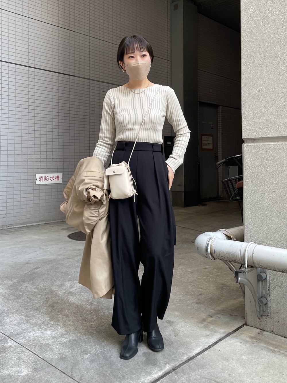 ベージュ系のMA-1、ブラック系のその他パンツを着用したレディースの冬コーディネートの2枚目の写真