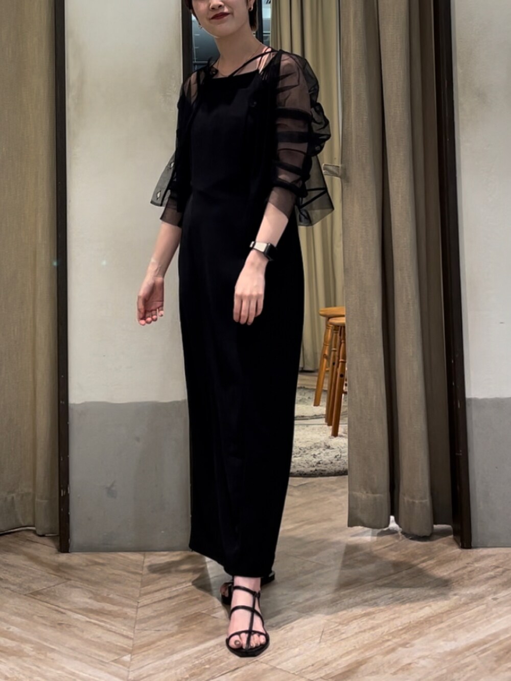 ホワイト系のワンピース、ブラック系のシャツ/ブラウスを着用したレディースの春コーディネートの2枚目の写真