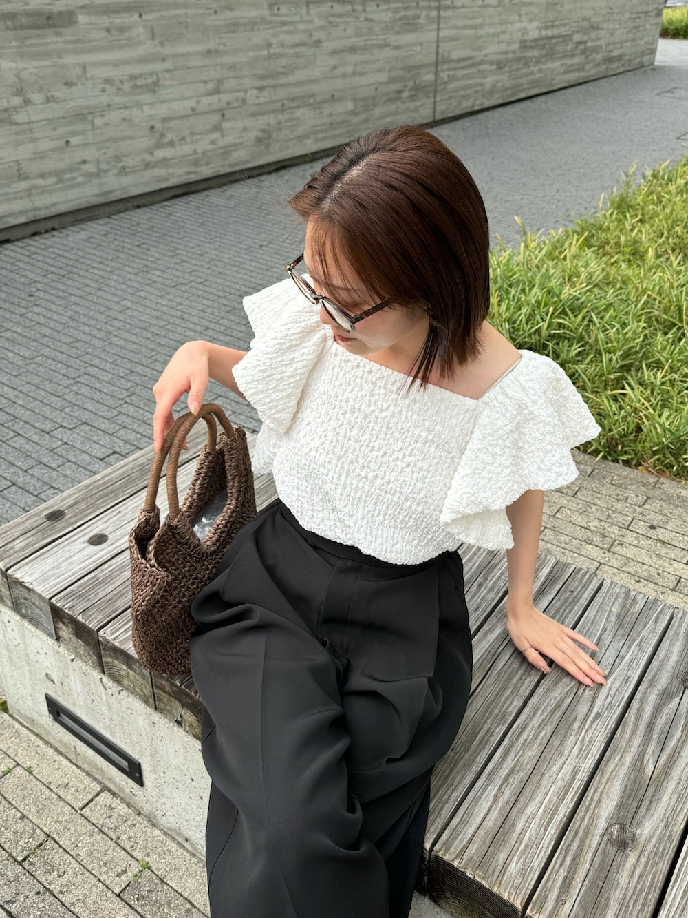 ホワイト系のシャツ/ブラウスを着用したレディースの春コーディネートの2枚目の写真