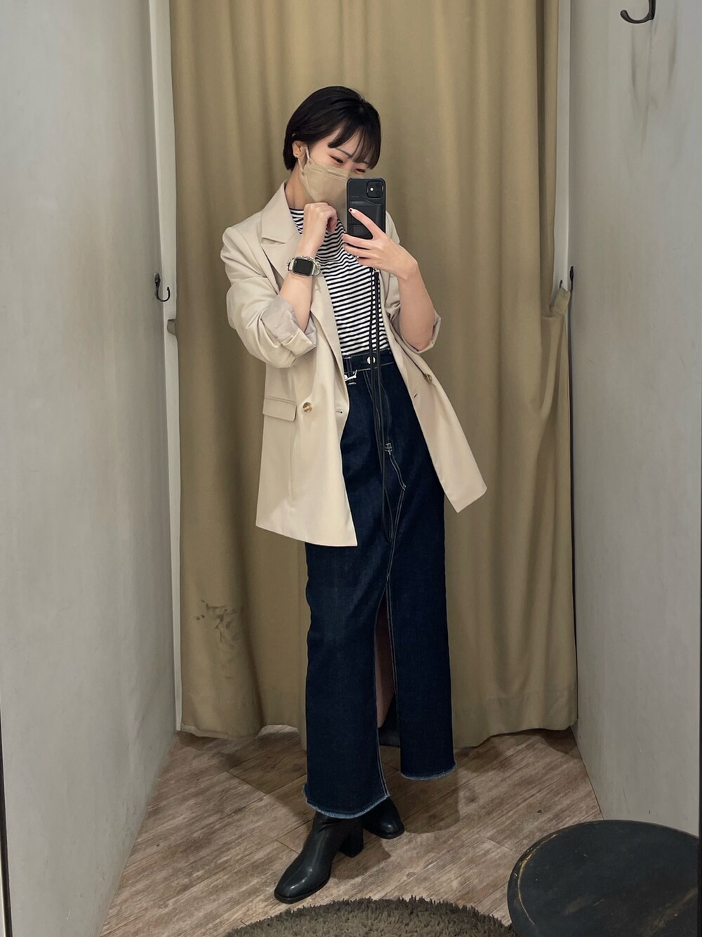 ブラック系のTシャツ/カットソー、ベージュ系のテーラードジャケット、ブルー系のスカートを着用したレディースの秋コーディネートの3枚目の写真