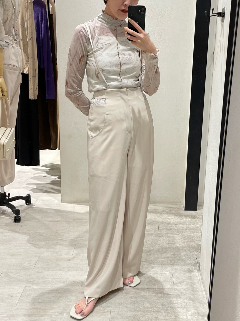 ホワイト系のTシャツ/カットソー、ホワイト系のその他パンツを着用したレディースの夏コーディネートの2枚目の写真