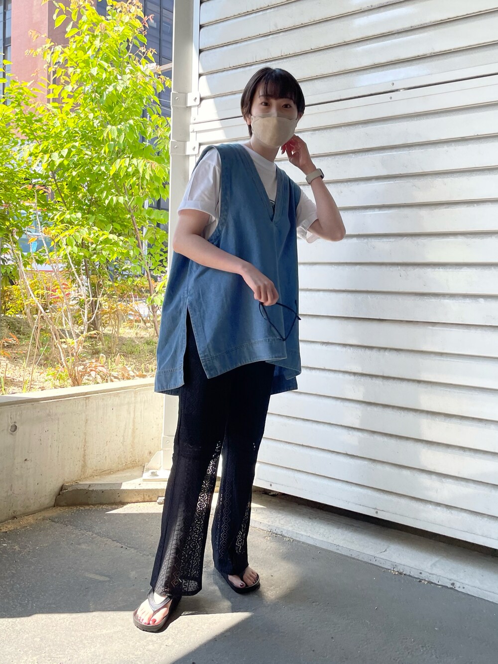 ブルー系のベスト、ブラック系のその他パンツを着用したレディースの春コーディネートの2枚目の写真