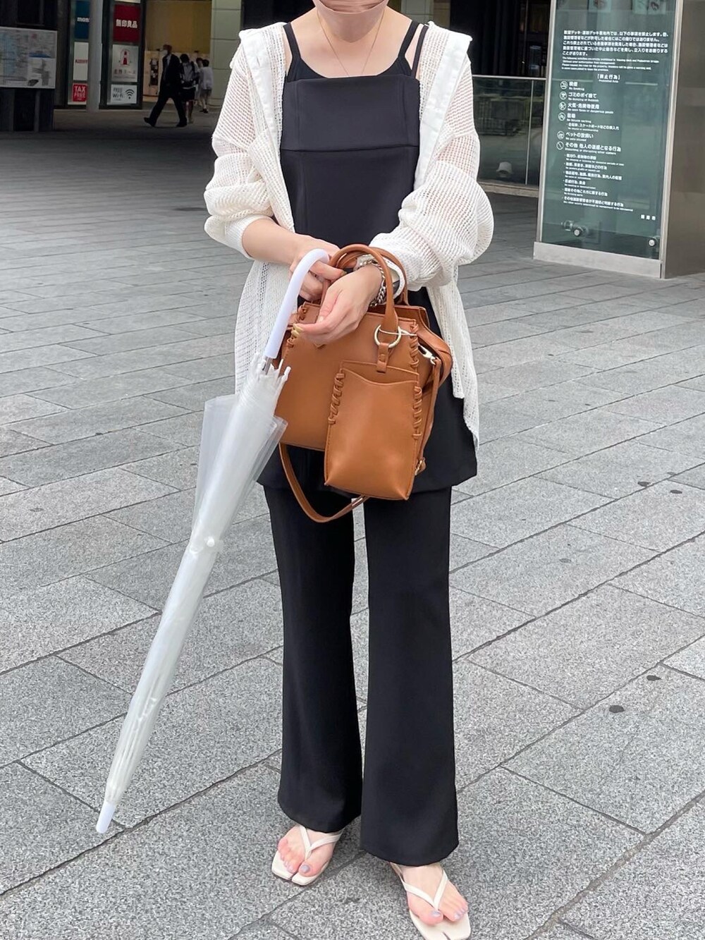 ブラック系のシャツ/ブラウス、ブラック系のその他パンツを着用したレディースの夏コーディネートの3枚目の写真