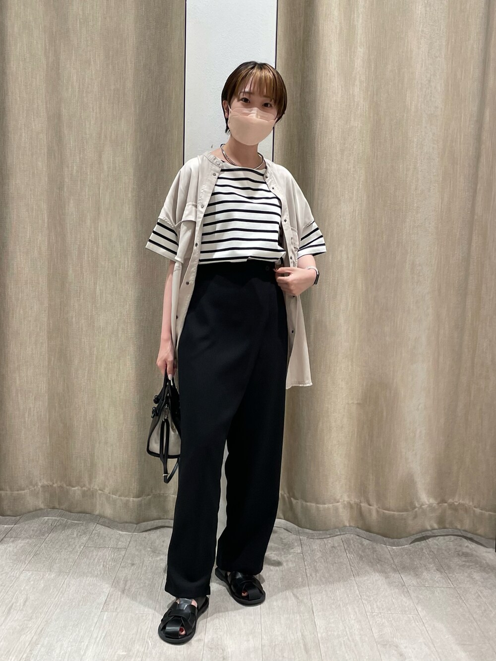 ホワイト系のTシャツ/カットソー、ブラック系のその他パンツ、ベージュ系のシャツ/ブラウスを着用したレディースの夏コーディネートの2枚目の写真