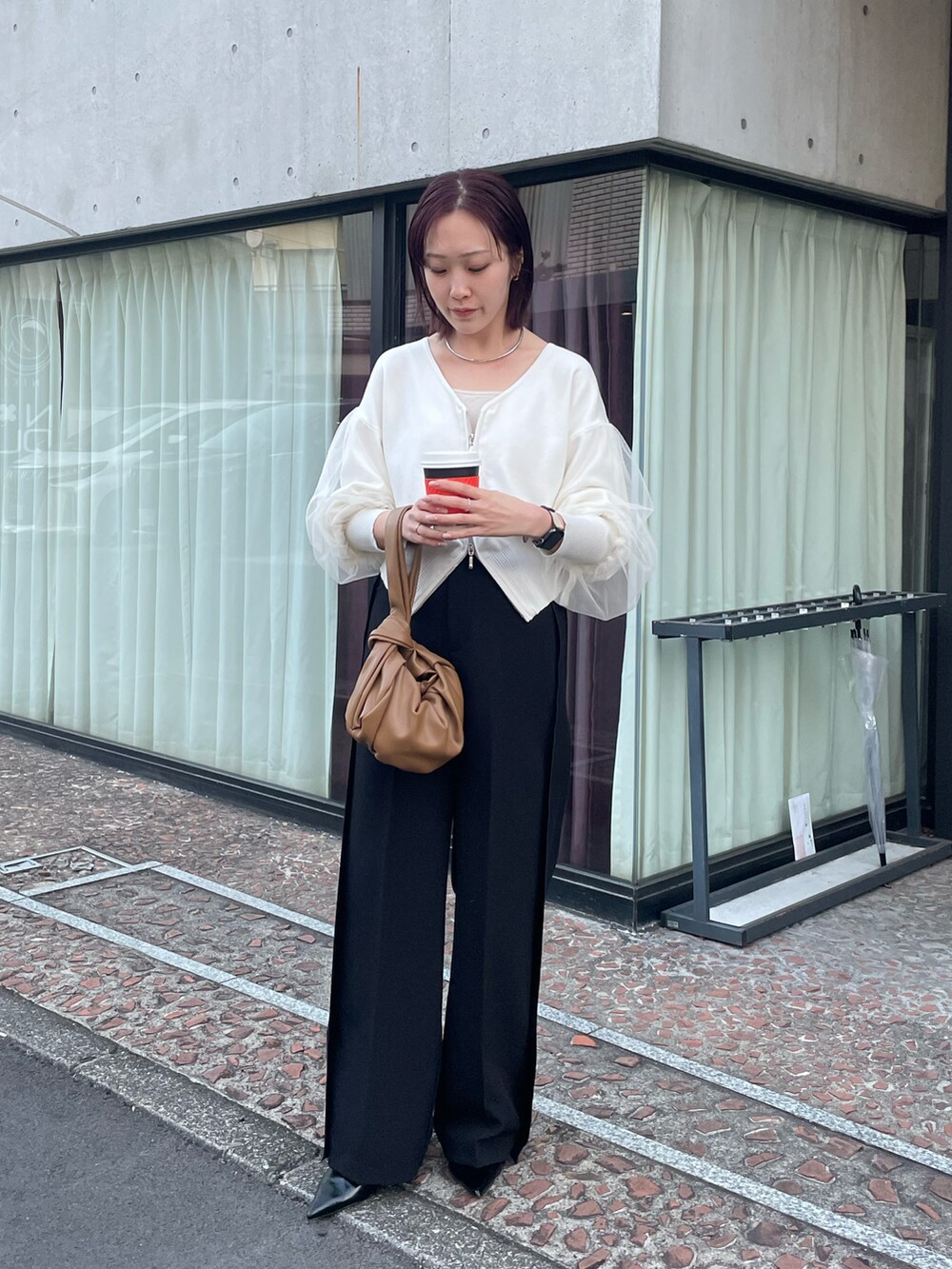 ホワイト系のカーディガン/ボレロ、ブラック系のその他パンツを着用したレディースの冬コーディネートの2枚目の写真