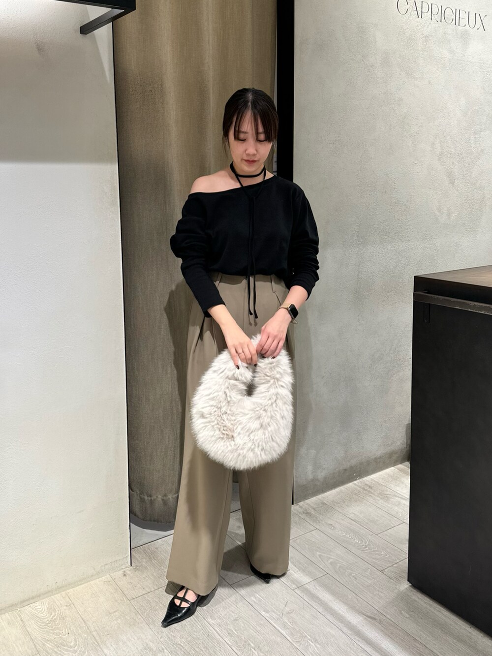 ブラック系のTシャツ/カットソー、ベージュ系のその他パンツを着用したレディースの秋コーディネートの3枚目の写真