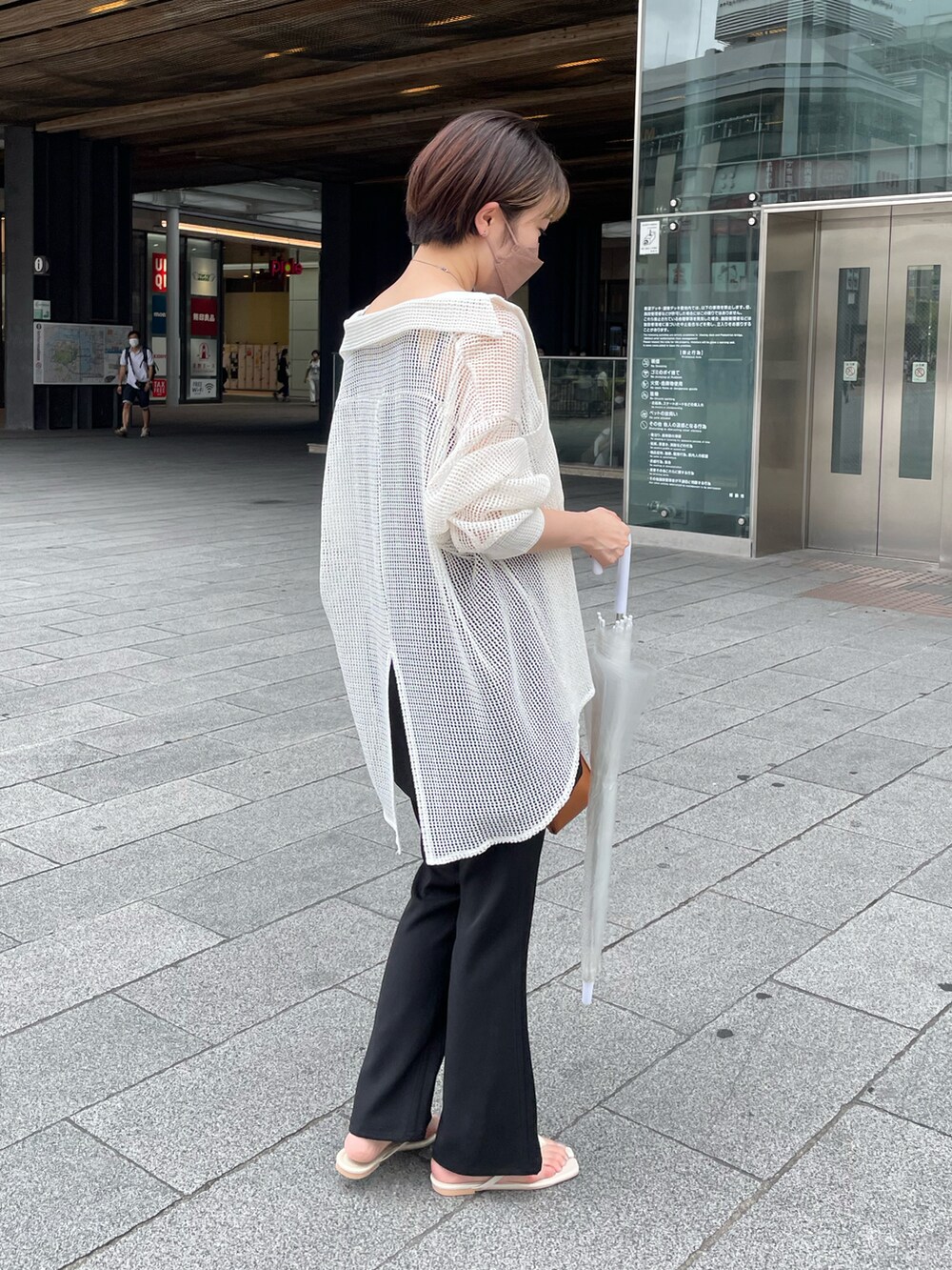 ブラック系のシャツ/ブラウス、ブラック系のその他パンツを着用したレディースの夏コーディネートの2枚目の写真