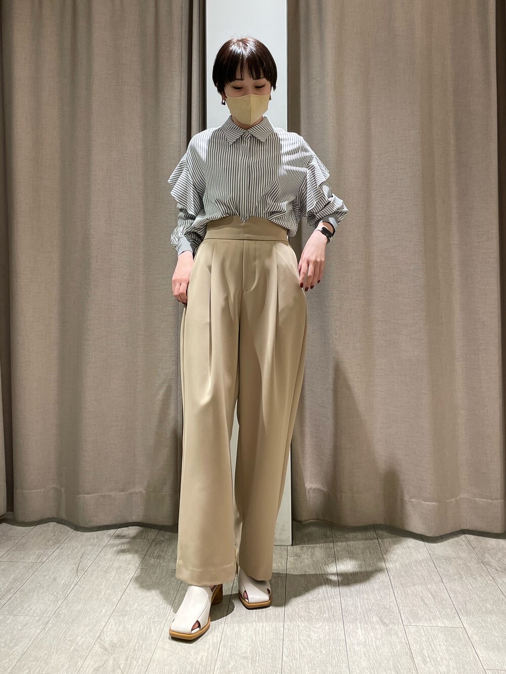 ブラック系のシャツ/ブラウス、ブラウン系のその他パンツ、ホワイト系のサンダルを着用したレディースの冬コーディネートの2枚目の写真