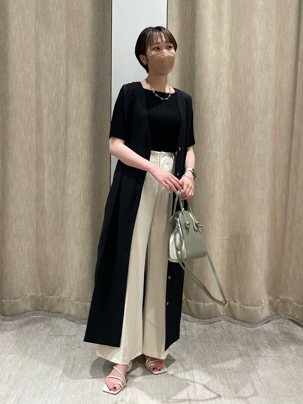 ブラック系のニット/セーター、ホワイト系のその他パンツ、ブラック系のワンピースを着用したレディースの夏コーディネートの2枚目の写真