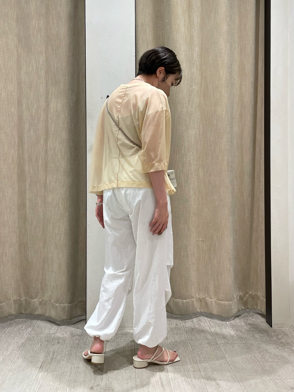 ブラック系のその他パンツ、ベージュ系のTシャツ/カットソー、ホワイト系のサンダルを着用したレディースの夏コーディネートの3枚目の写真