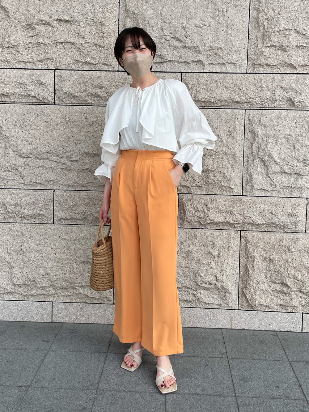 グレー系のTシャツ/カットソー、ホワイト系のシャツ/ブラウス、ブラック系のその他パンツを着用したレディースの春コーディネートの2枚目の写真