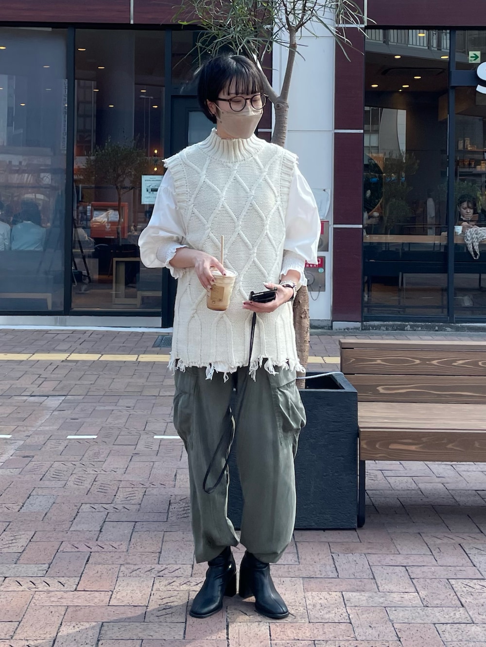 グリーン系のカーゴパンツ、グレー系のシャツ/ブラウス、ホワイト系のニット/セーターを着用したレディースの秋コーディネートの2枚目の写真