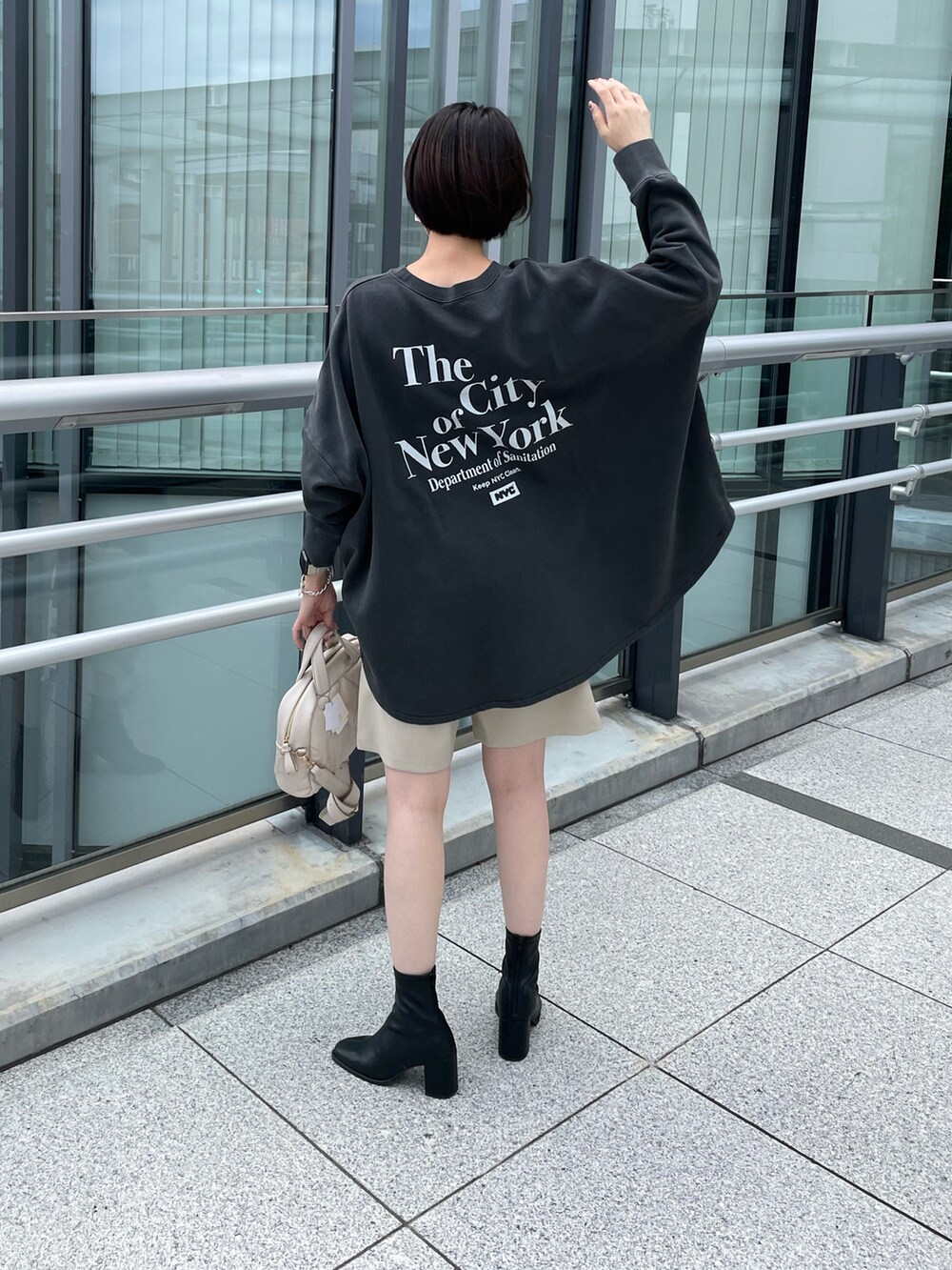 ブラック系のTシャツ/カットソー、ホワイト系のその他パンツを着用したレディースの秋コーディネートの2枚目の写真