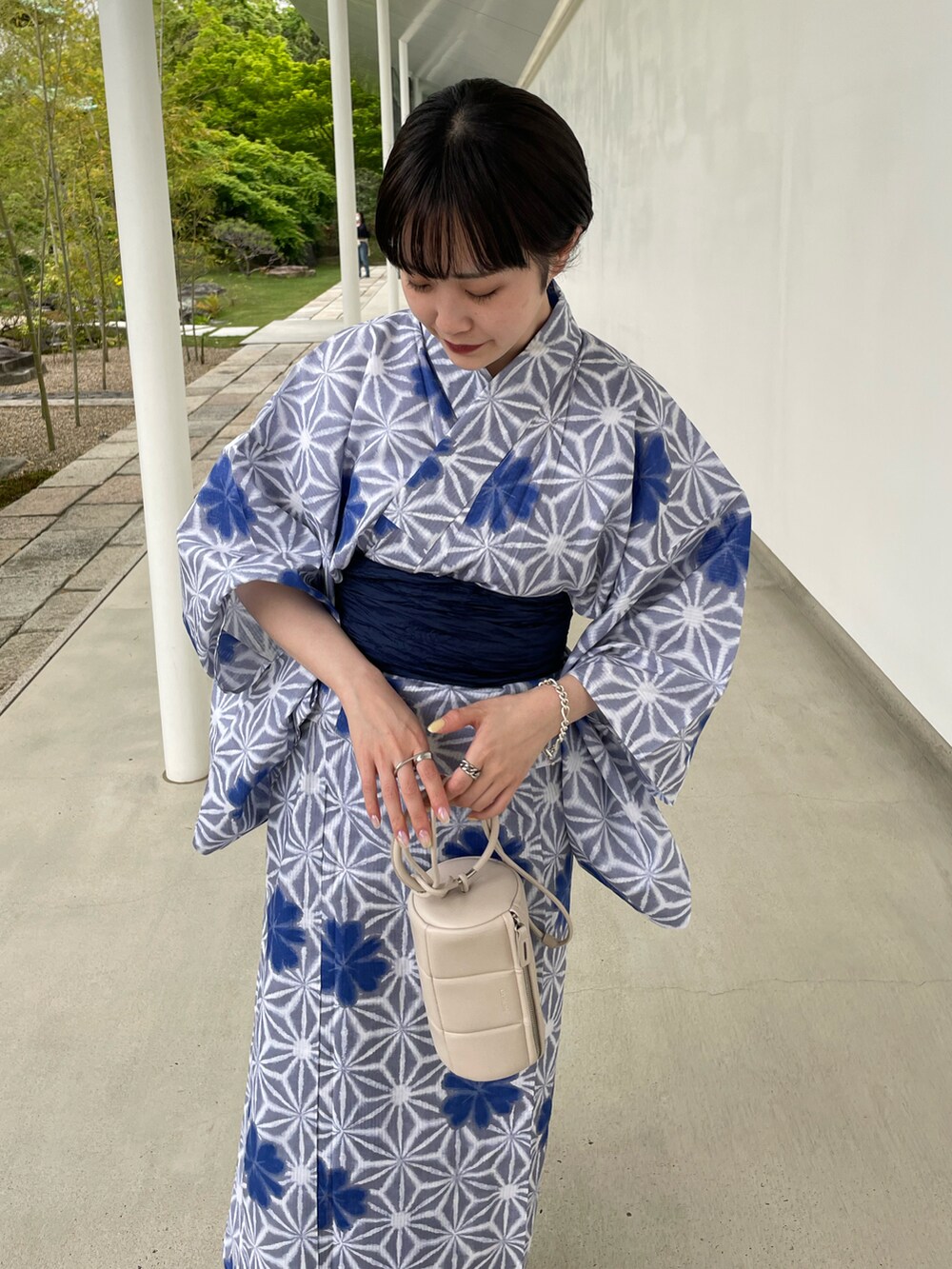 グレー系の浴衣を着用したレディースの夏コーディネートの2枚目の写真