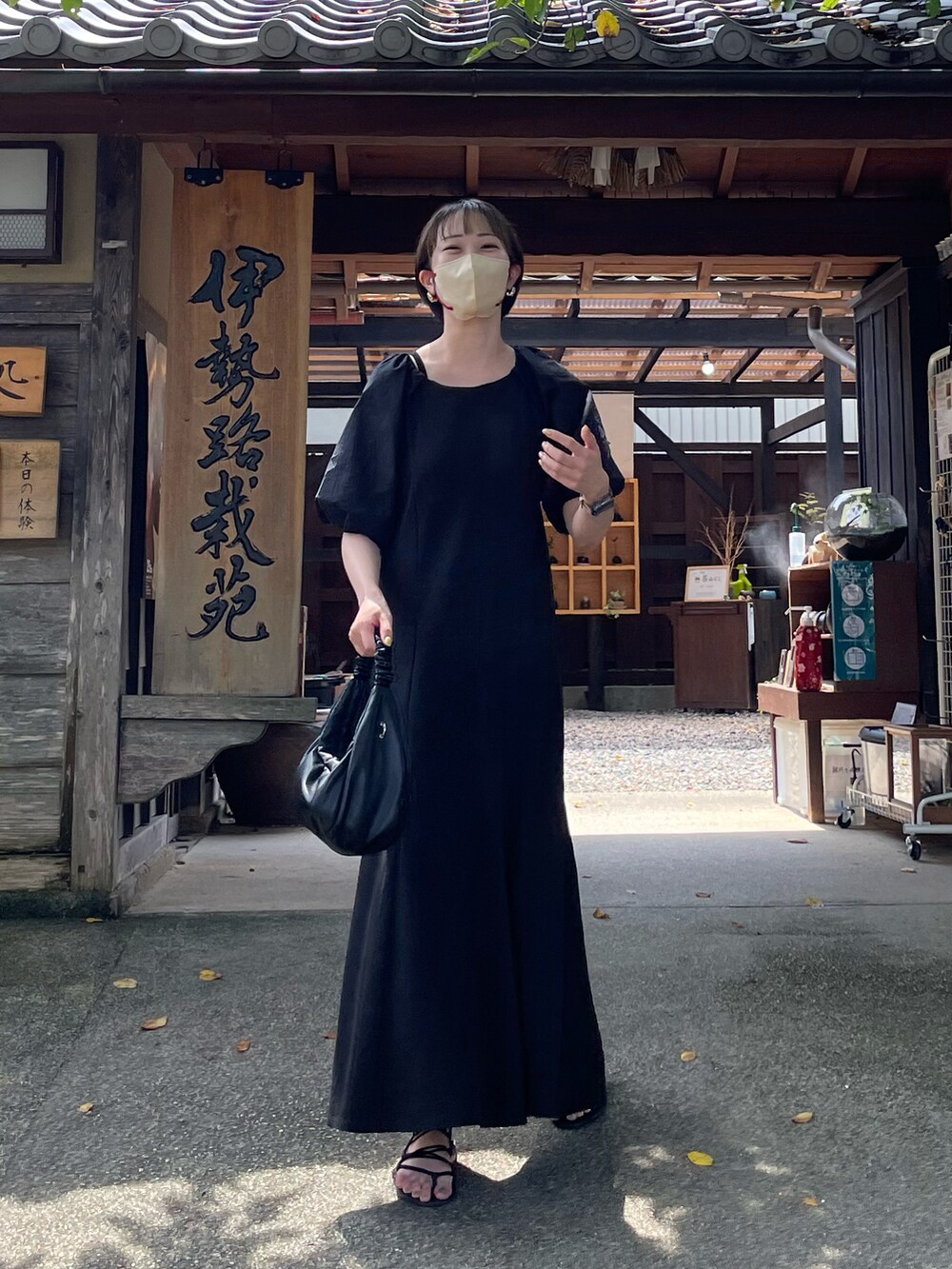ブラック系のワンピースを着用したレディースの秋コーディネートの2枚目の写真