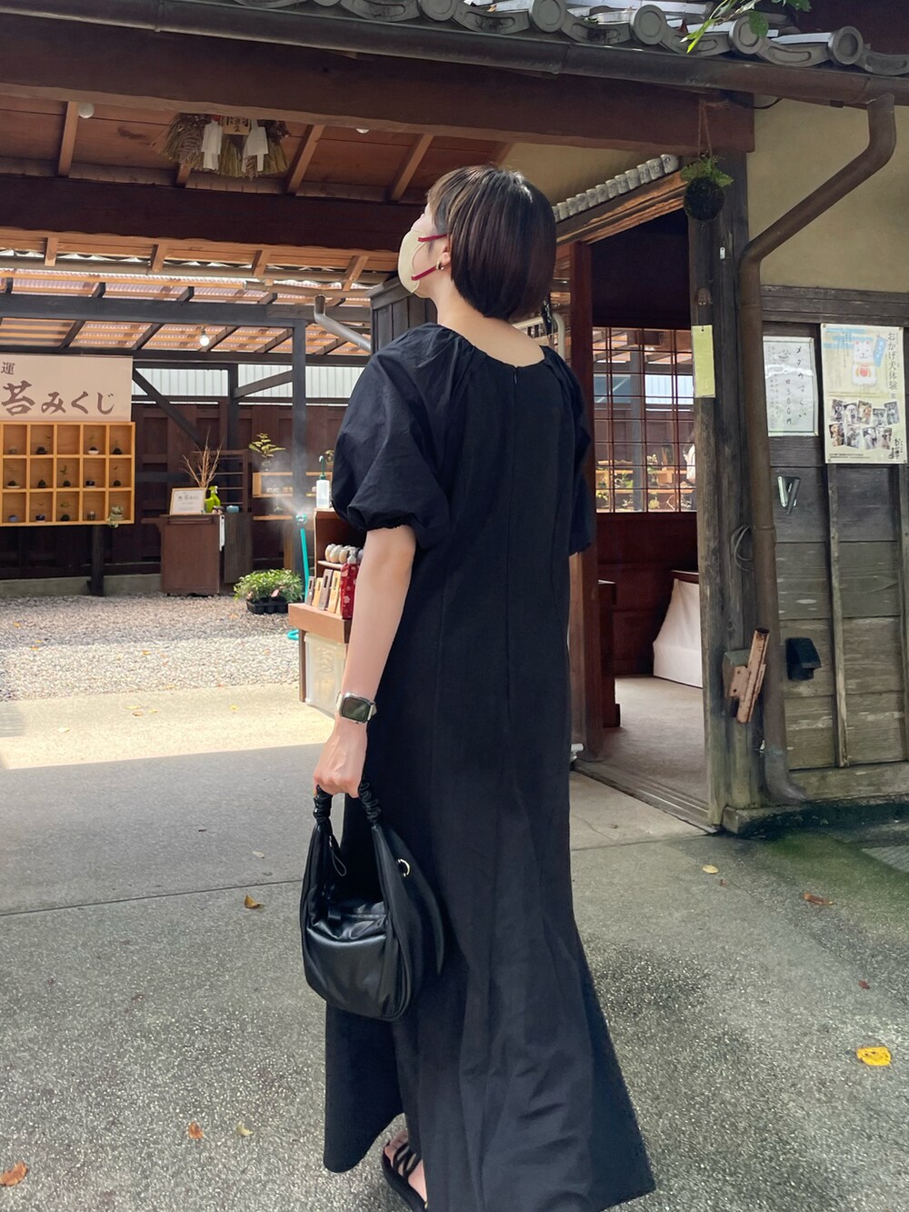 ブラック系のワンピースを着用したレディースの秋コーディネートの3枚目の写真