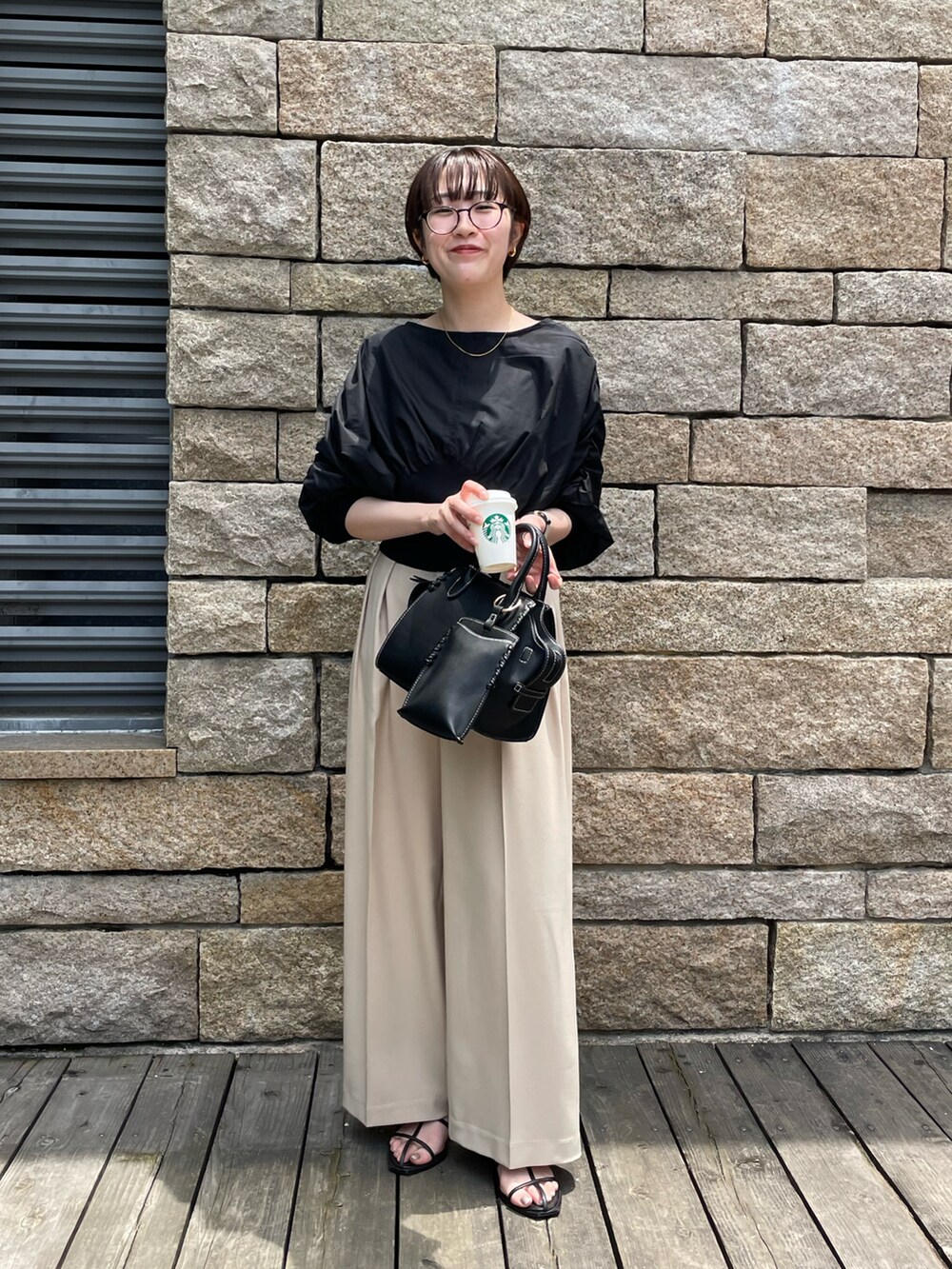 ブラック系のシャツ/ブラウス、ベージュ系のその他パンツを着用したレディースの夏コーディネートの2枚目の写真