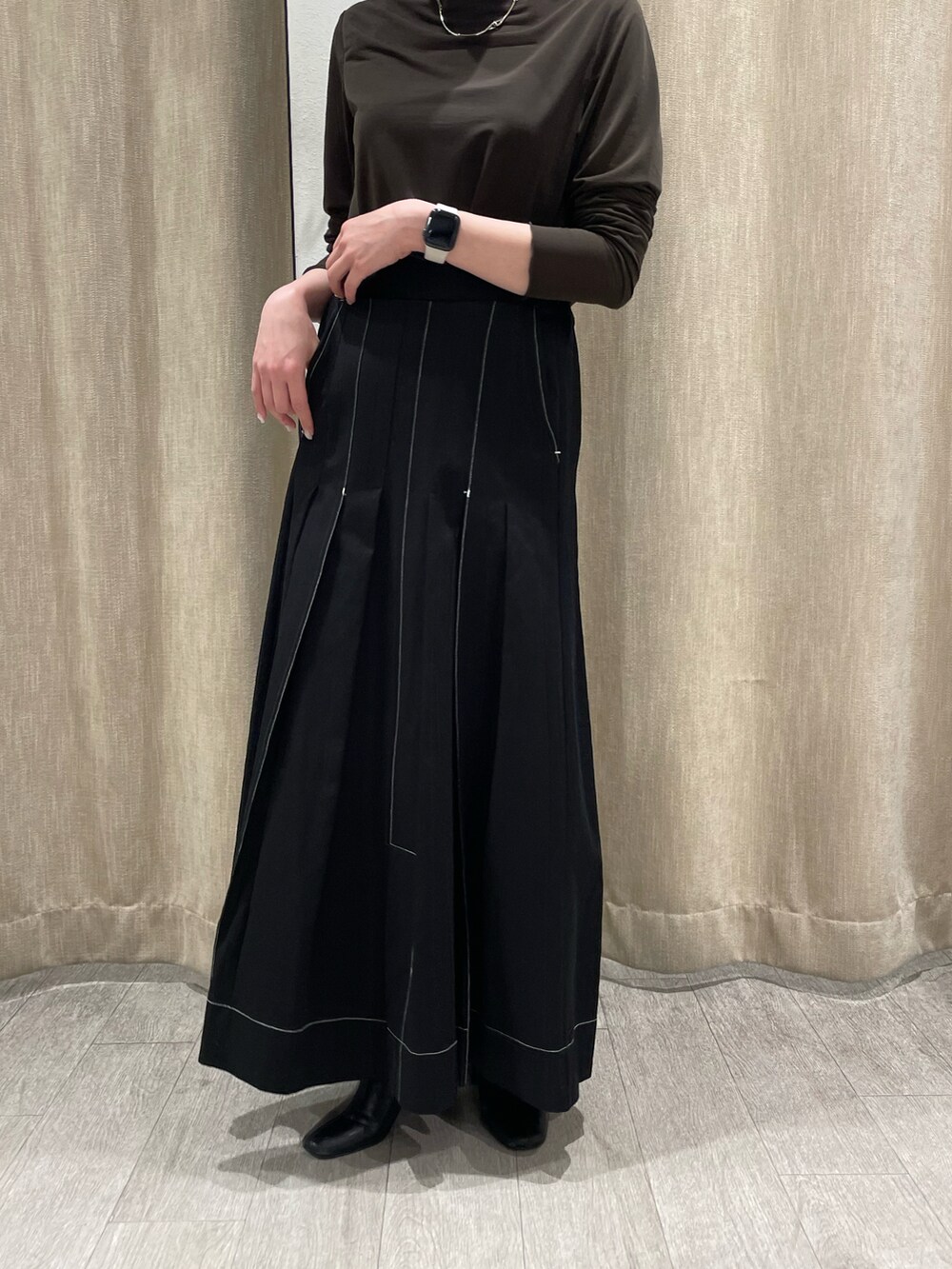 グレー系のTシャツ/カットソー、ブラック系のスカートを着用したレディースの春コーディネートの3枚目の写真