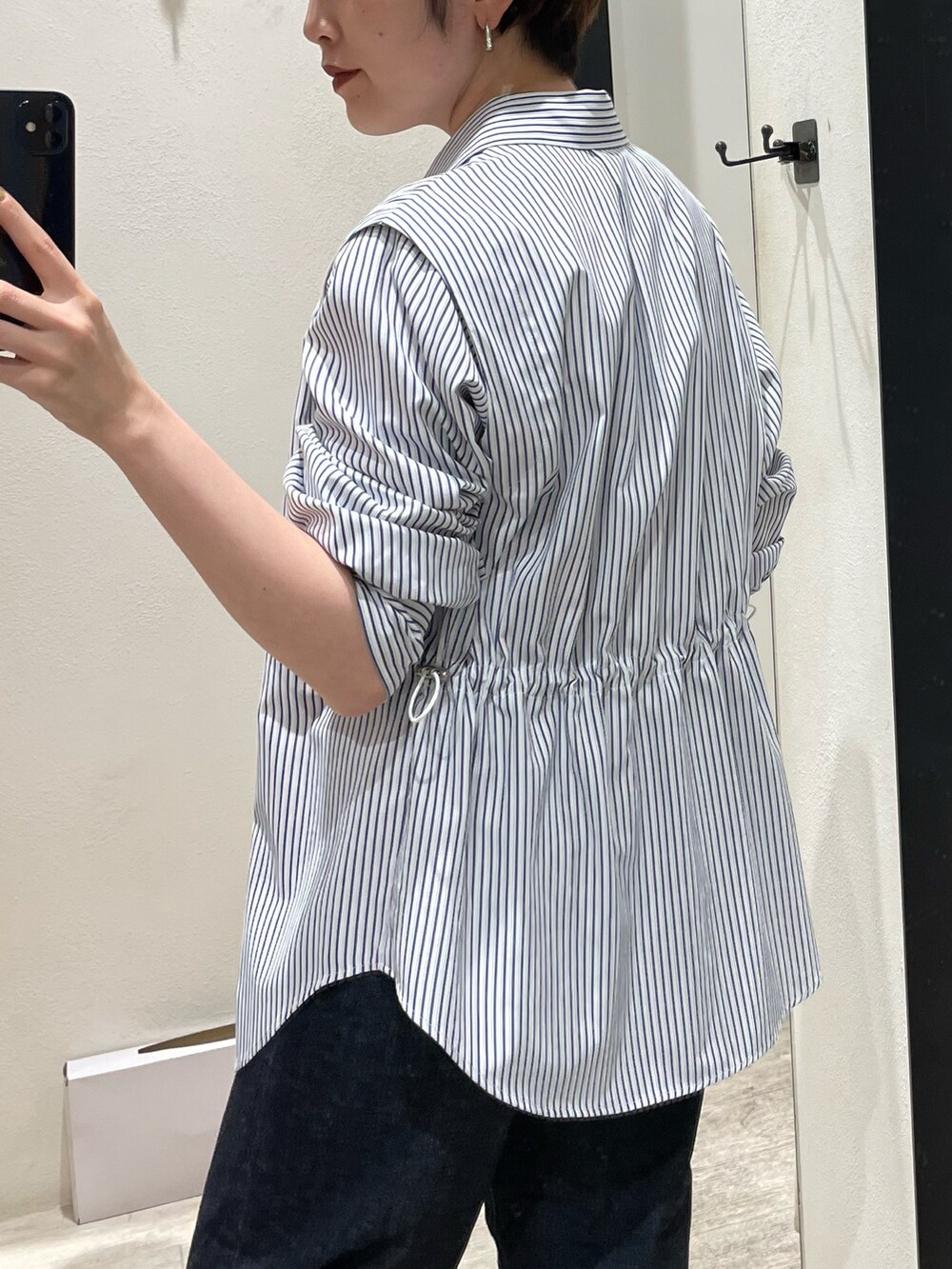 ブルー系のデニムパンツ、ホワイト系のキャミソール、ブルー系のシャツ/ブラウスを着用したレディースの夏コーディネートの2枚目の写真