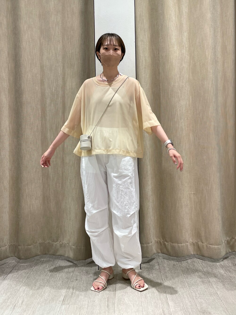 ブラック系のその他パンツ、ベージュ系のTシャツ/カットソー、ホワイト系のサンダルを着用したレディースの夏コーディネートの2枚目の写真