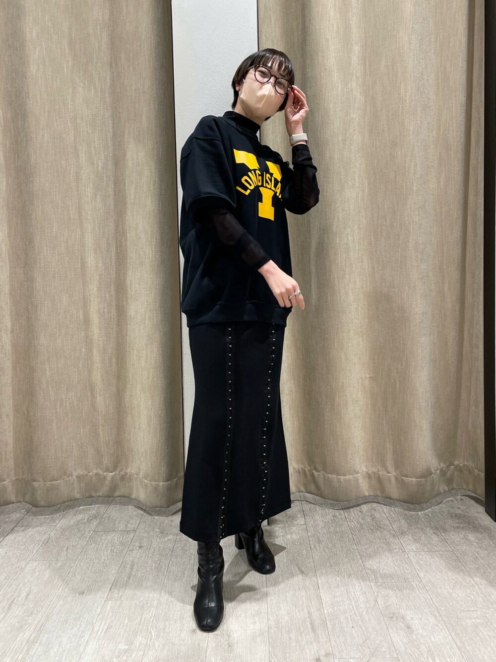 ブラック系のスカート、ブラック系のTシャツ/カットソーを着用したレディースの春コーディネートの2枚目の写真