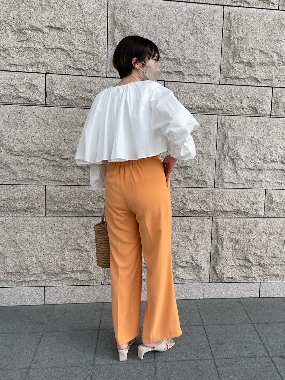 グレー系のTシャツ/カットソー、ホワイト系のシャツ/ブラウス、ブラック系のその他パンツを着用したレディースの春コーディネートの3枚目の写真