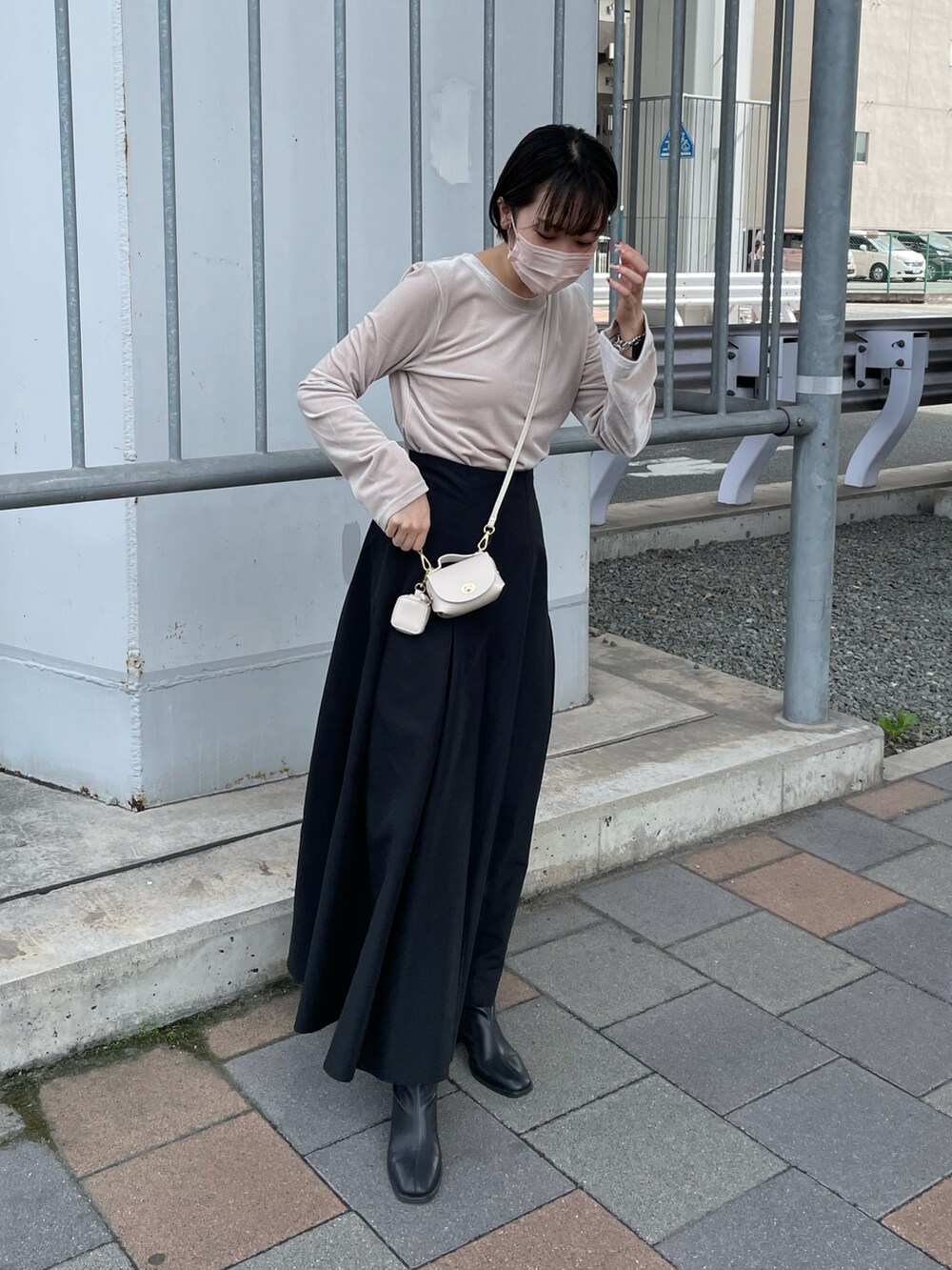 ブラック系のその他パンツ、ベージュ系のTシャツ/カットソーを着用したレディースの秋コーディネートの2枚目の写真