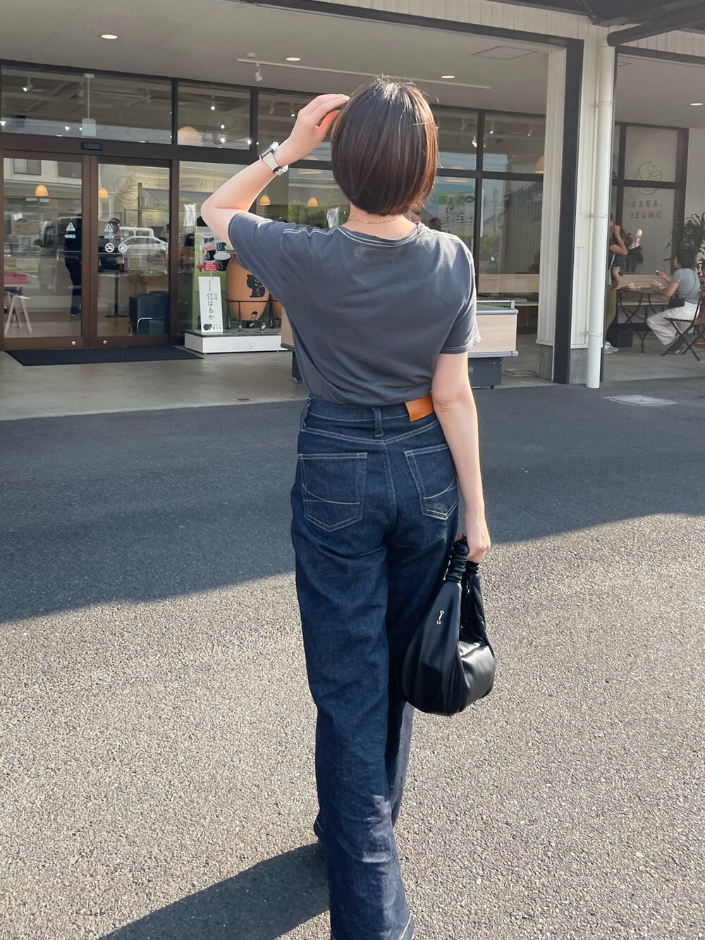 ブラック系のTシャツ/カットソーを着用したレディースの秋コーディネートの2枚目の写真