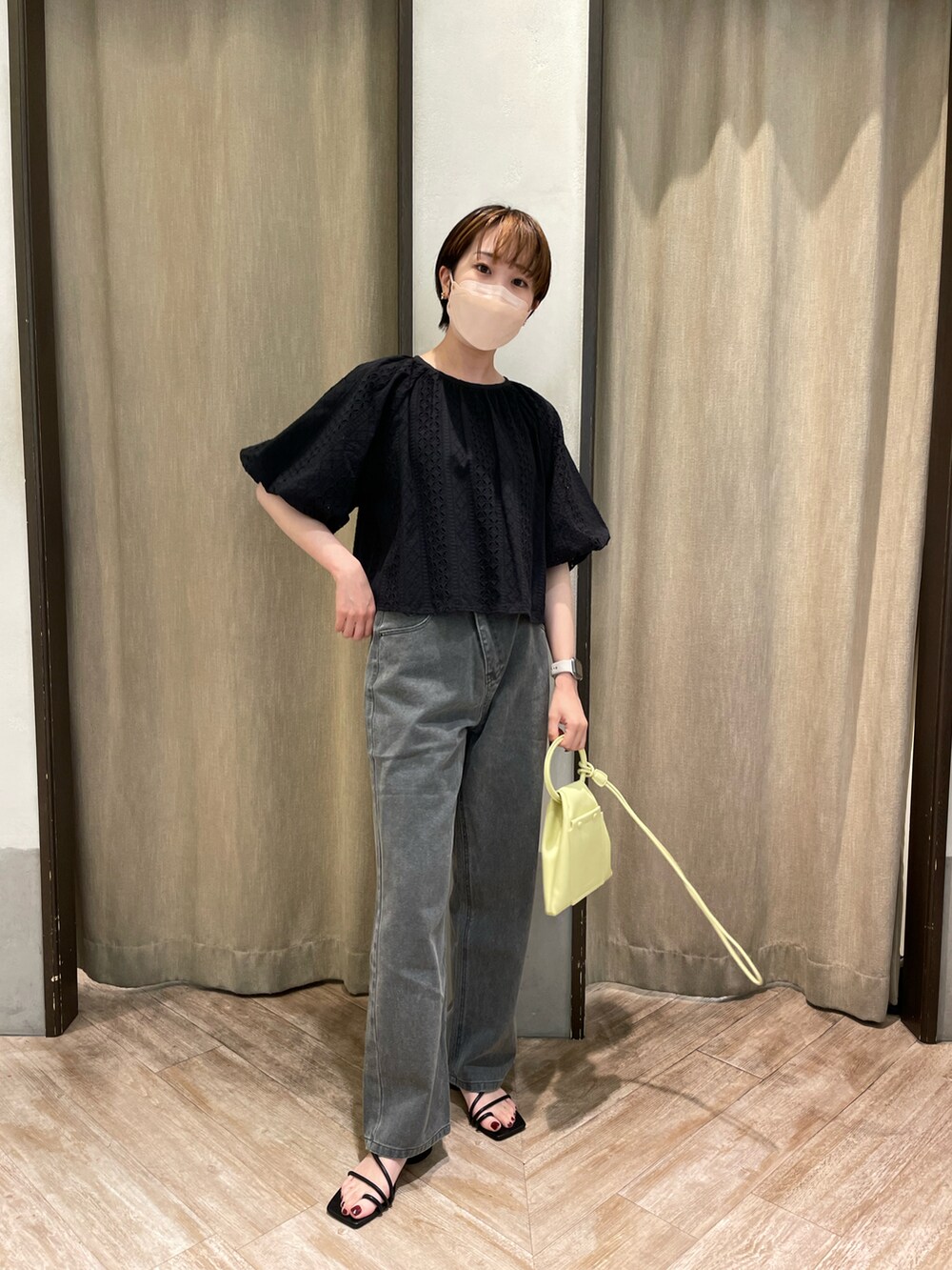 ブラック系のシャツ/ブラウス、グレー系のデニムパンツ、イエロー系のショルダーバッグを着用したレディースの夏コーディネートの2枚目の写真