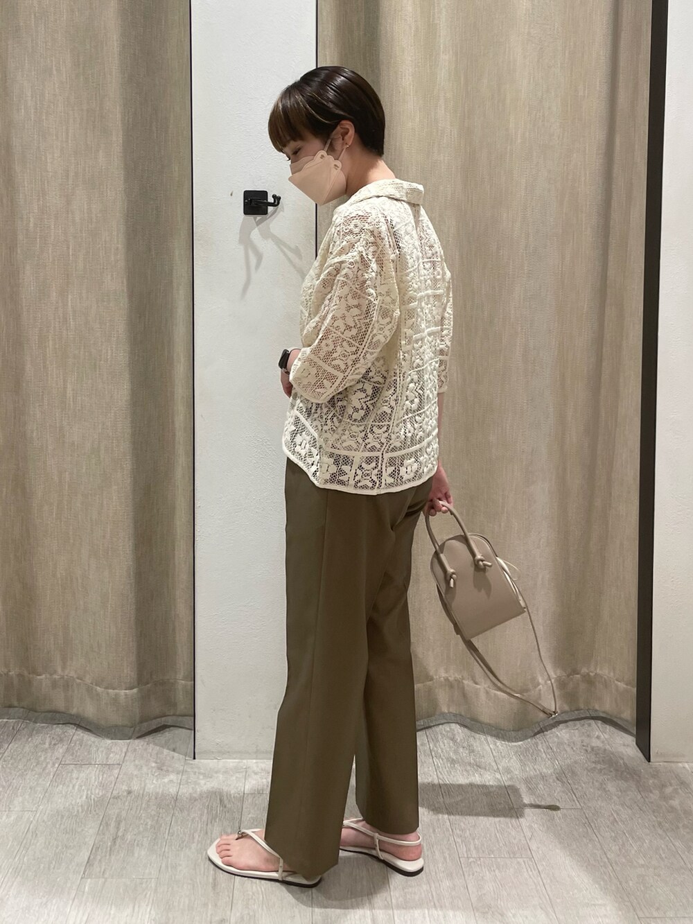 ホワイト系のシャツ/ブラウス、ブラウン系のスラックス、ブラック系のその他シューズを着用したレディースの夏コーディネートの2枚目の写真