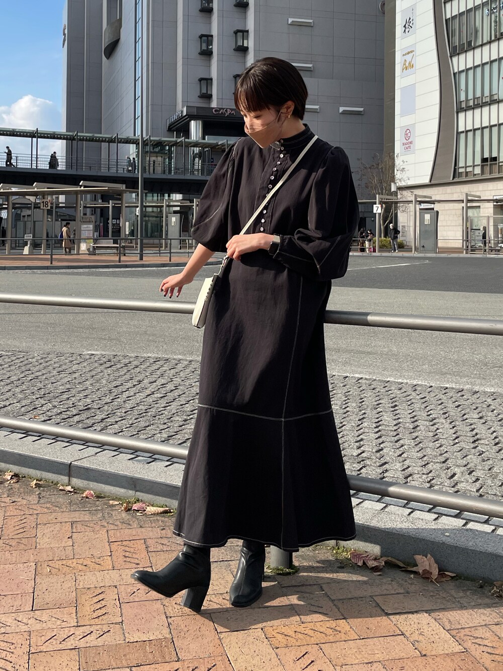 ブラック系のワンピースを着用したレディースの冬コーディネートの2枚目の写真